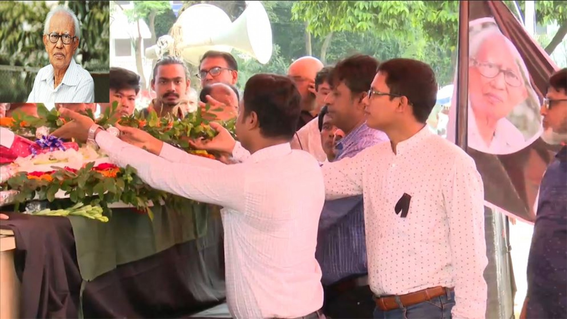 কেন্দ্রীয় শহীদ মিনারে শেষ শ্রদ্ধায় সিক্ত হলেন ভাষাসংগ্রামী আহমদ রফিক
