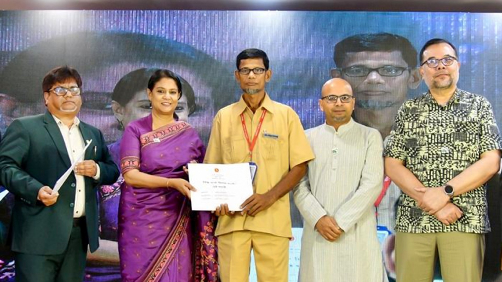 ডিজিটাল পরিবর্তনের সাথে খাপ খাইয়ে দায়িত্বশীল ও নিষ্ঠার সাথে কাজ করতে হবে: পরিবেশ উপদেষ্টা