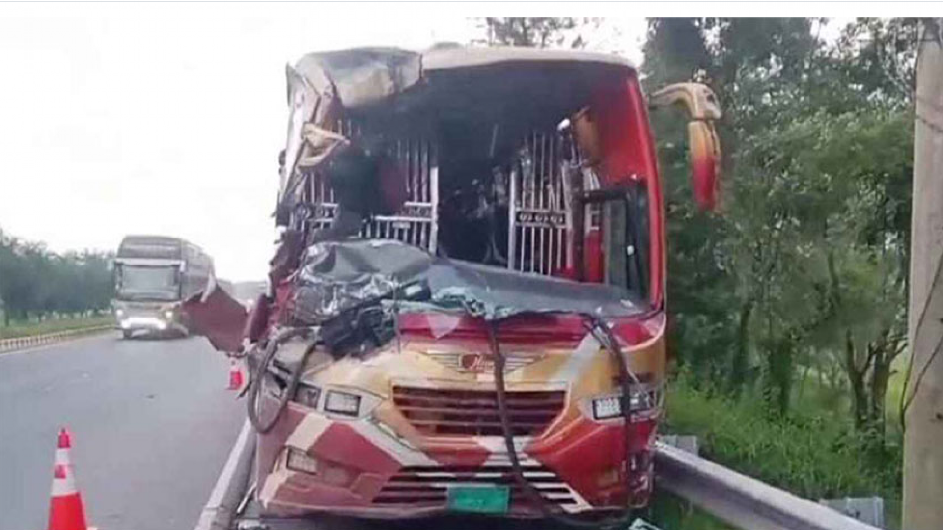 কাভার্ডভ্যানের সঙ্গে দুটি যাত্রীবাহী বাসের সংঘর্ষ, নিহত ১