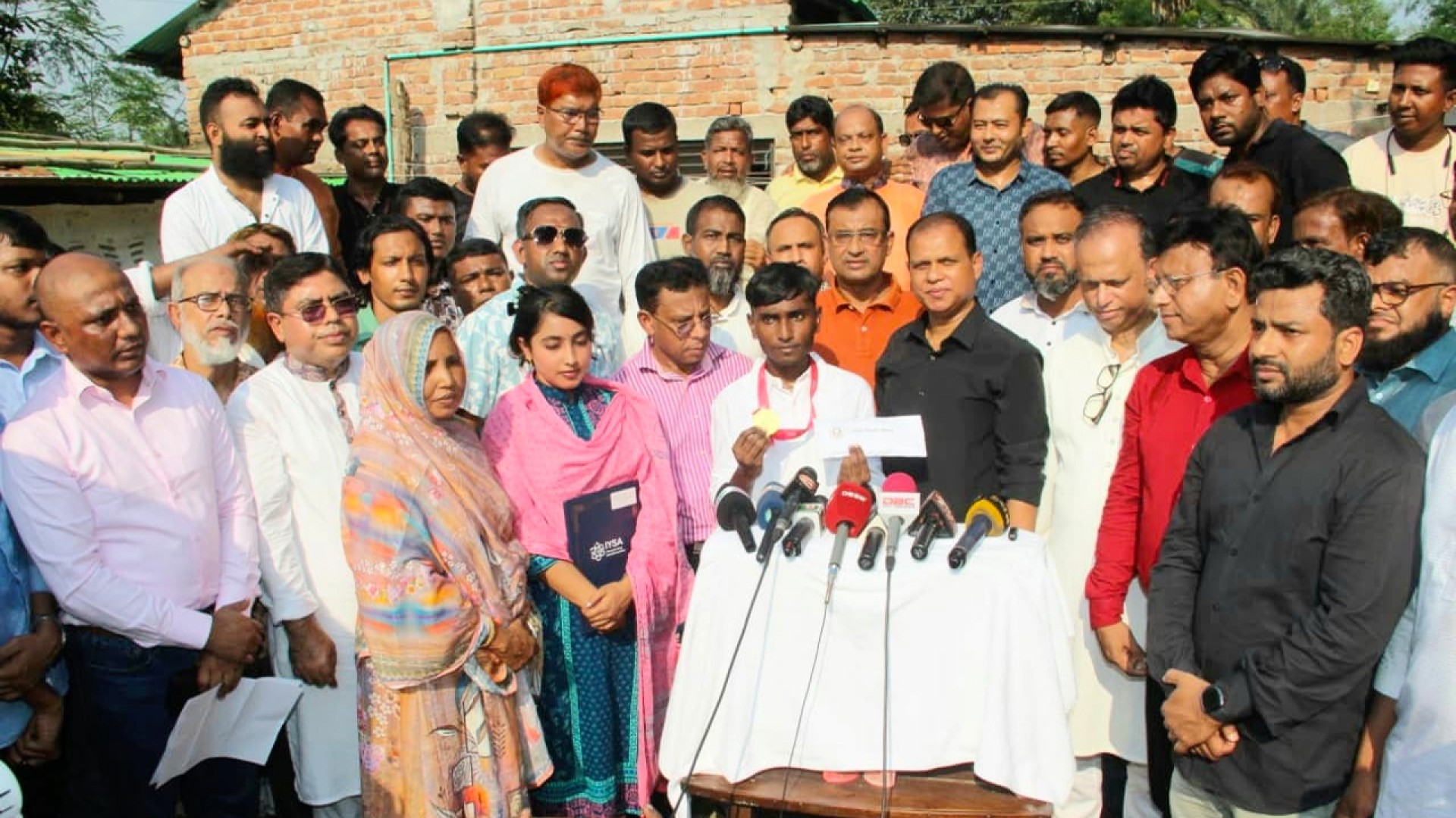 ‘হেক্সাগার্ড রোভার’ রোবট উদ্ভাবক তরুণ জিহাদের পাশে তারেক রহমান 