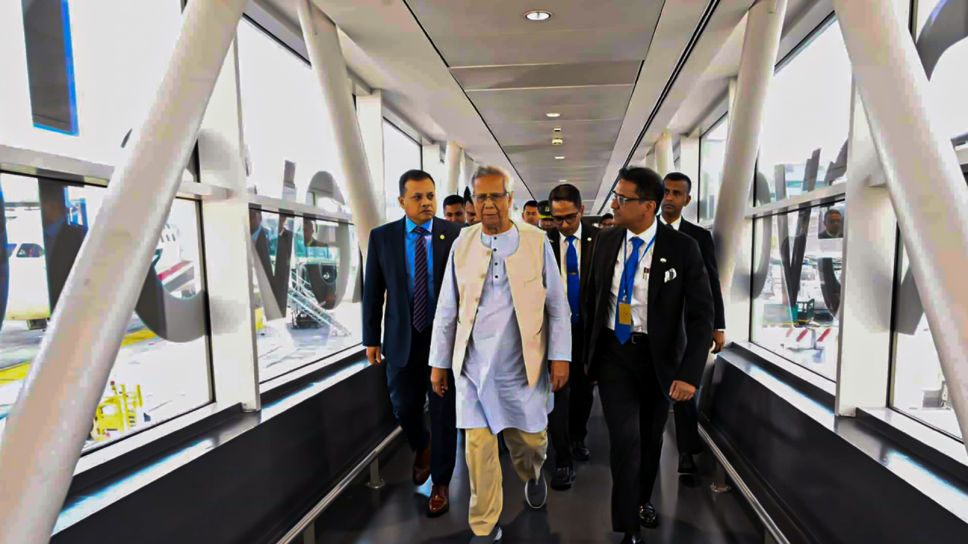 ইতালির রোমে পৌঁছেছেন প্রধান উপদেষ্টা
