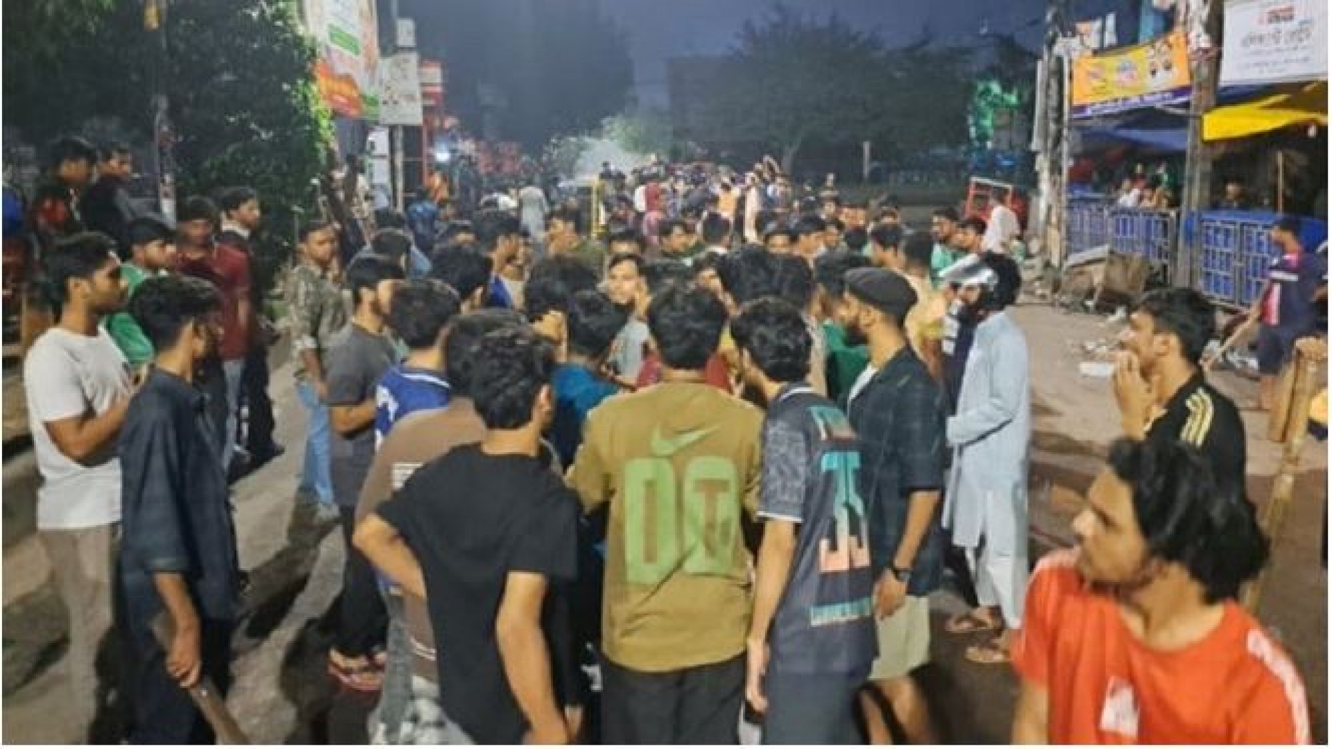 ফুটপাতে দোকান বসানো নিয়ে মধ্যরাতে ঢাবি ও ঢাকা কলেজের শিক্ষার্থীদের সংঘর্ষ