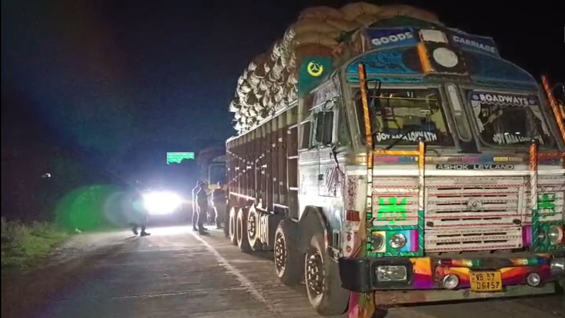 ভোমরা স্থলবন্দরে বিপুল পরিমাণ ভারতীয় শাড়ি ও থ্রিপিস জব্দ