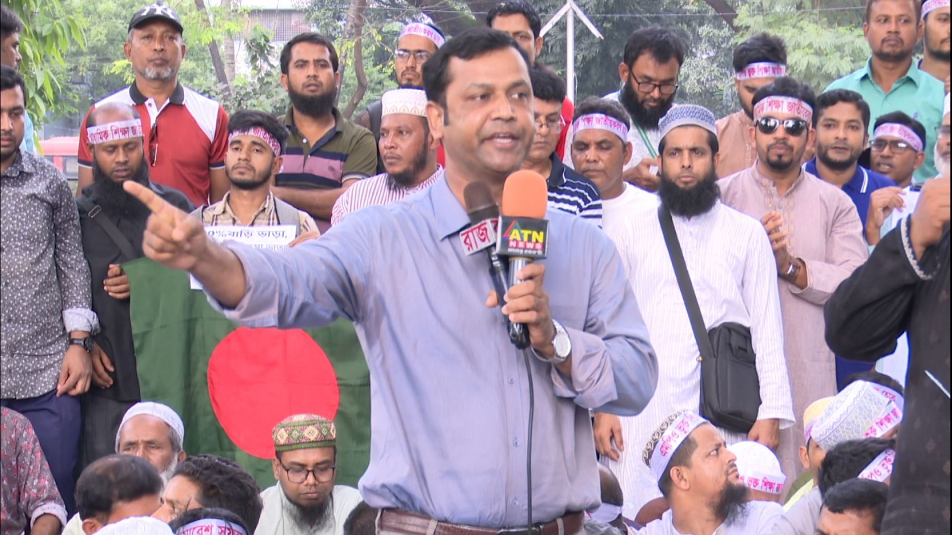 তিন দফা দাবিতে শহিদ মিনারে এমপিওভুক্ত শিক্ষকদের অবস্থান