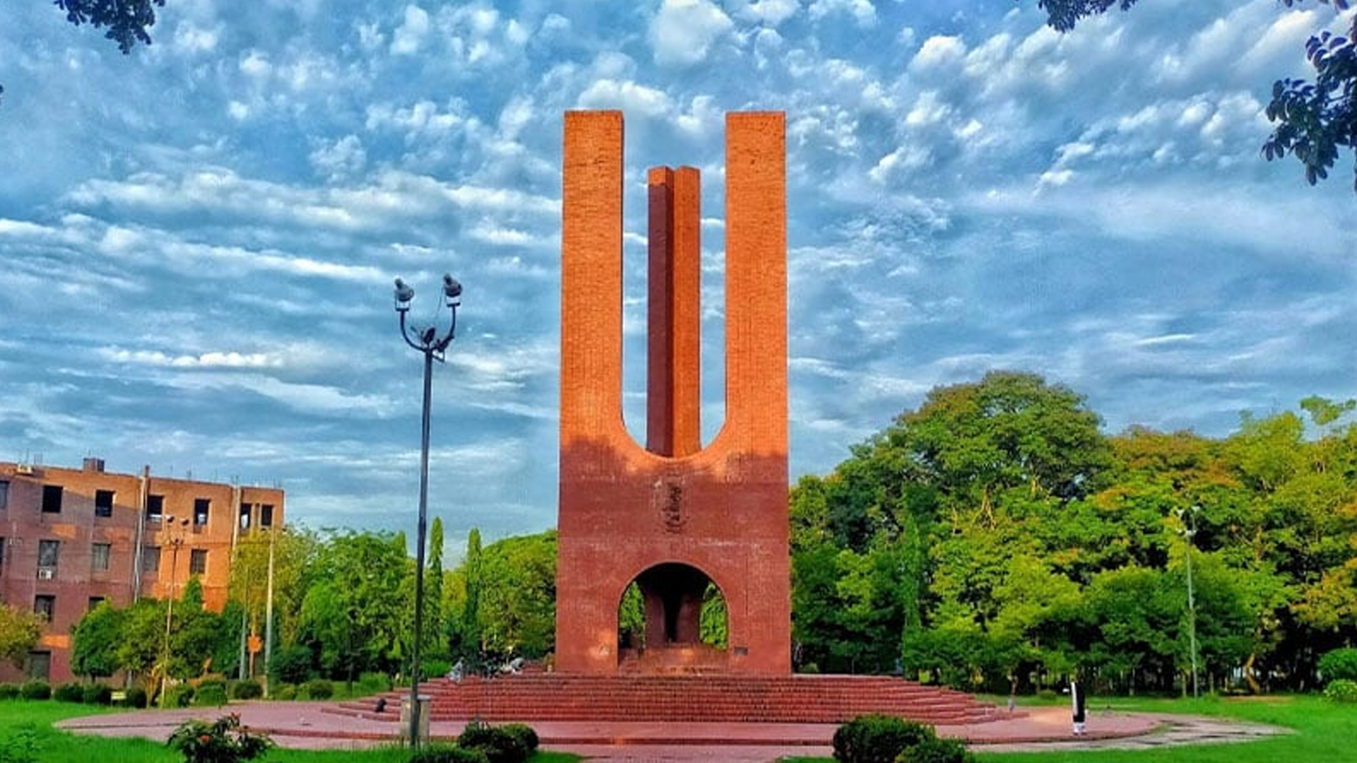 র‍্যাগিংয়ের অভিযোগে জাবির ১৬ শিক্ষার্থী সাময়িক বহিষ্কার