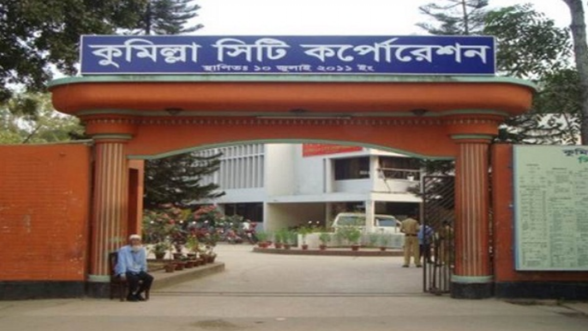 কুমিল্লায় মই বেয়ে পারাপার কয়েক পরিবারের
