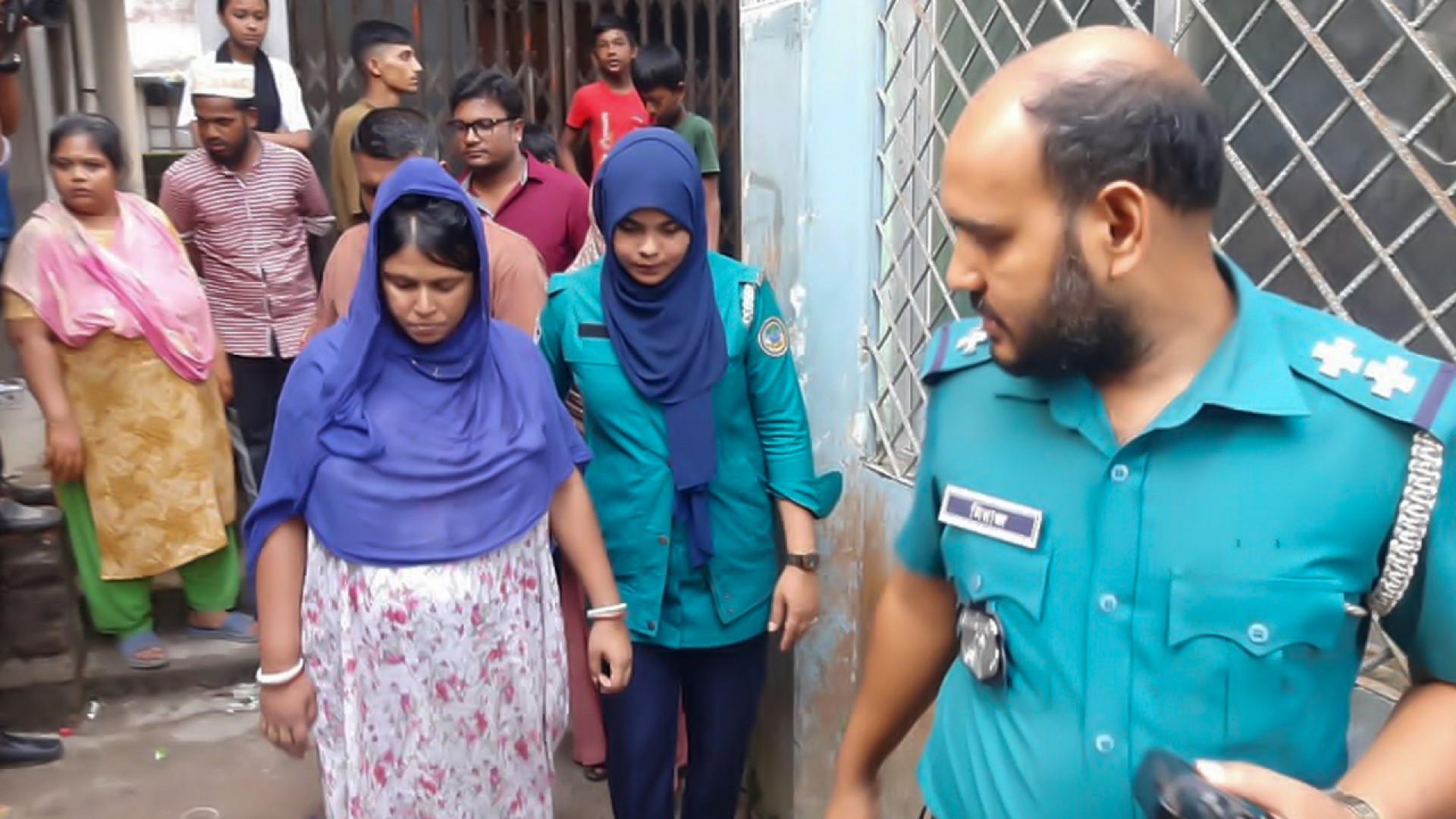বরিশালে এনআইডি কার্ডে অসঙ্গতি, নারীসহ আটক ৪