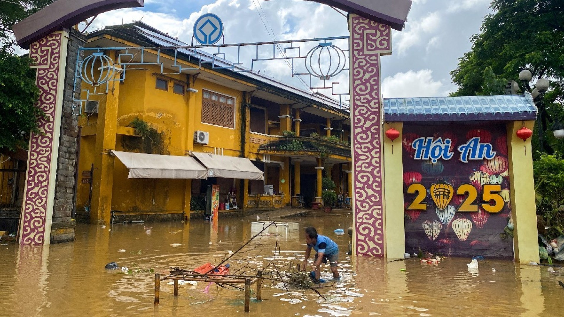 ভিয়েতনামে বন্যায় ১৩ জনের প্রাণহানি ও নিখোঁজ ১১