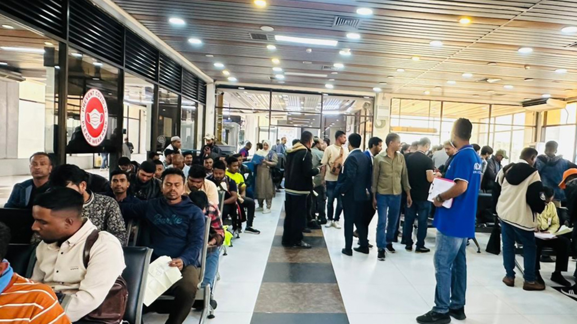 লিবিয়া থেকে দেশে ফিরলেন ৩১০ বাংলাদেশি