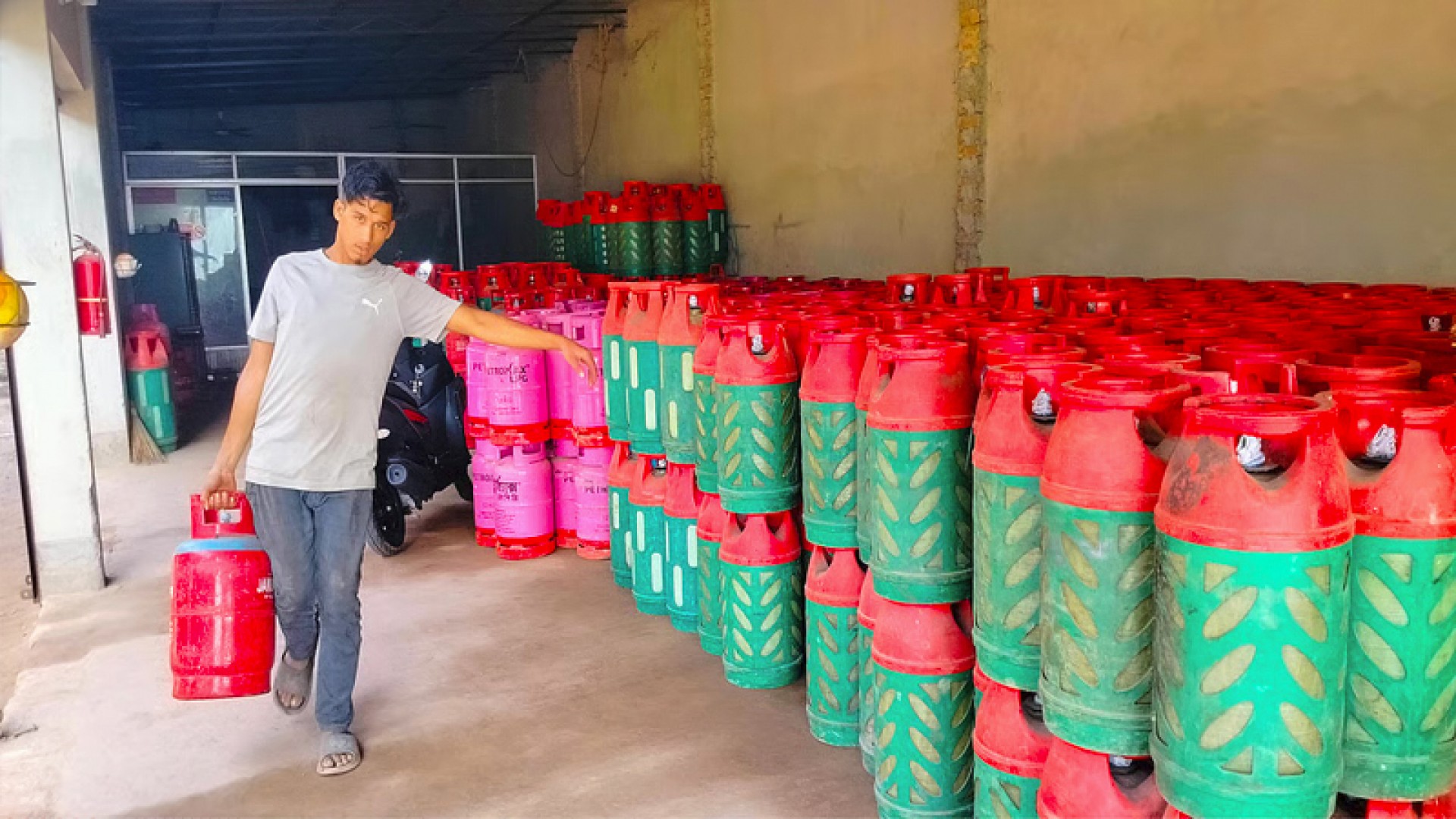 ১২ কেজি এলপিজি দাম কমলো ২৬ টাকা 