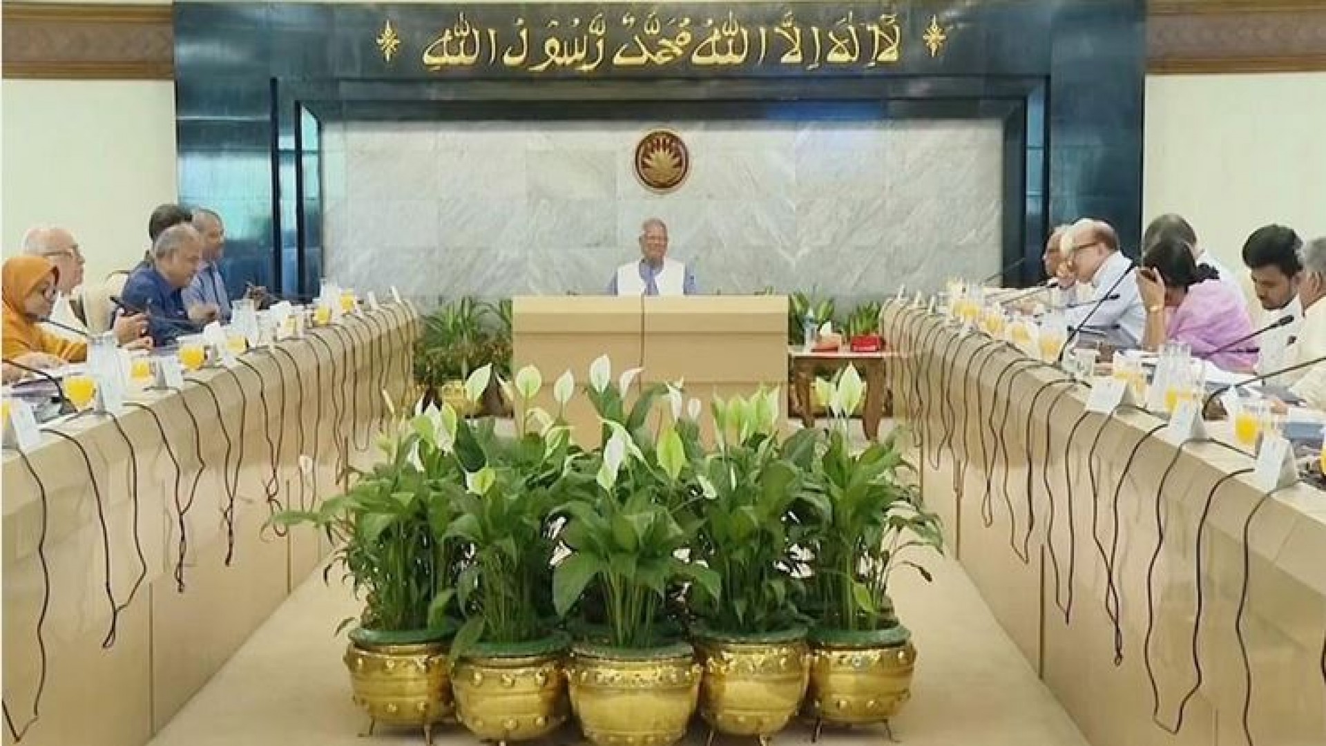 জুলাই সনদ ও গণভোট ইস্যুতে উপদেষ্টা পরিষদের বৈঠক চলছে