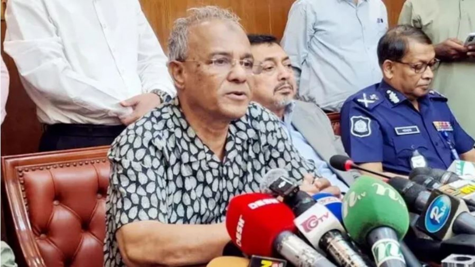 আগের ৩ নির্বাচনে যেসব পুলিশ কর্মকর্তা দায়িত্ব পালন করেছেন, এবার তারা বাদ : স্বরাষ্ট্র উপদেষ্টা 