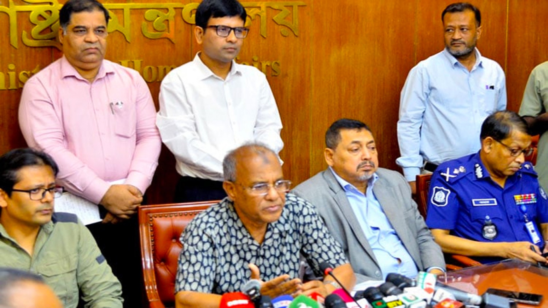 নেতাকর্মীদের অবৈধ সুবিধা দিলেই পুলিশের বিরুদ্ধে ব্যবস্থা: স্বরাষ্ট্র উপদেষ্টা