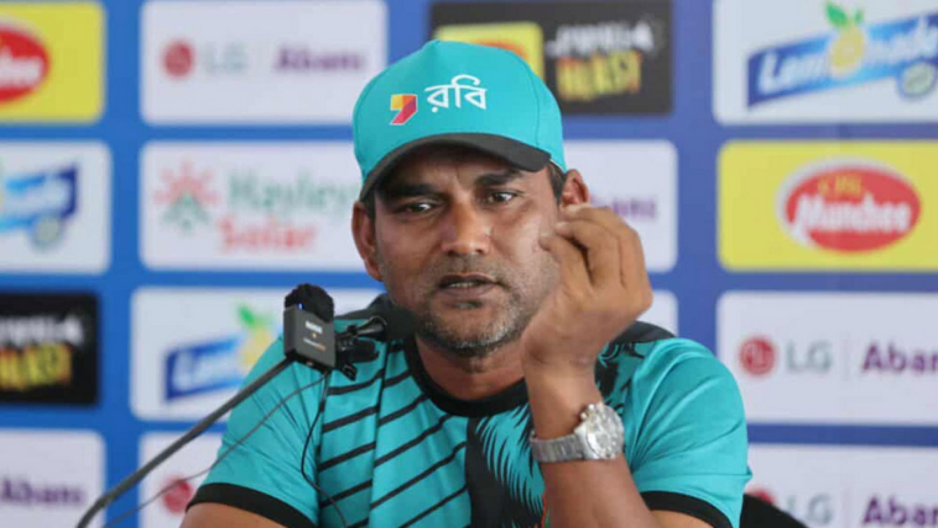 জাতীয় দলের কোচ হিসেবে দায়িত্ব ছাড়ছেন মোহাম্মদ সালাউদ্দিন