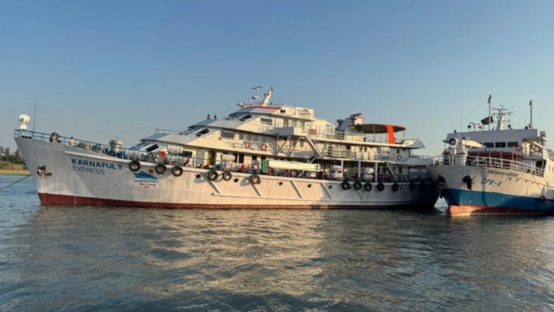 কক্সবাজার থেকে সেন্টমার্টিনের পথে তিন জাহাজে ১২শ পর্যটকের মৌসুমের প্রথম যাত্রা