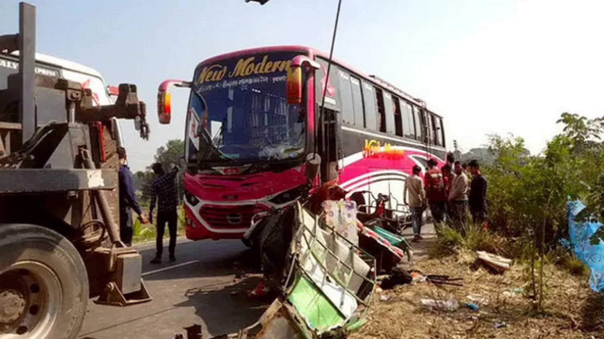 ফরিদপুরে বাসের ধাক্কায় ইজিবাইকের ৩ যাত্রী নিহত ও আহত ৫