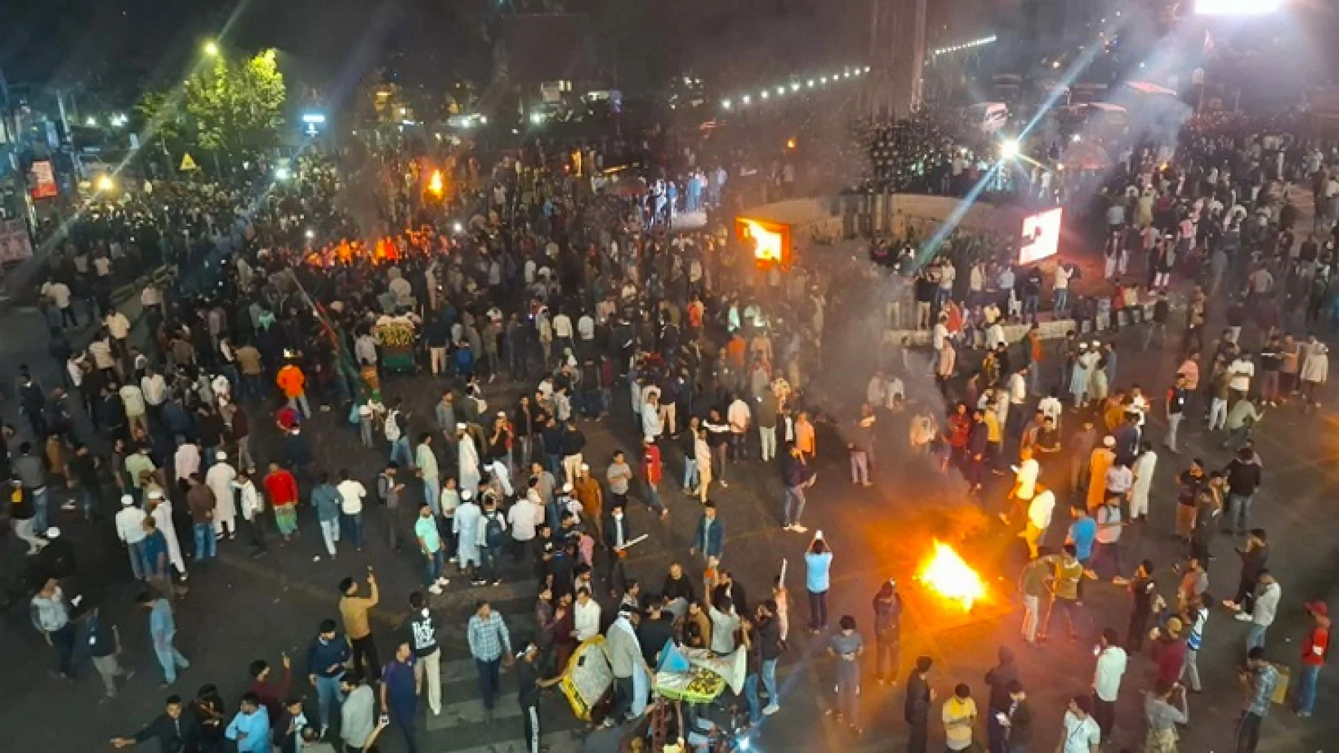 কারওয়ান বাজার অবরোধ মোবাইল ফোন ব্যবসায়ীদের, যান চলাচল বন্ধ