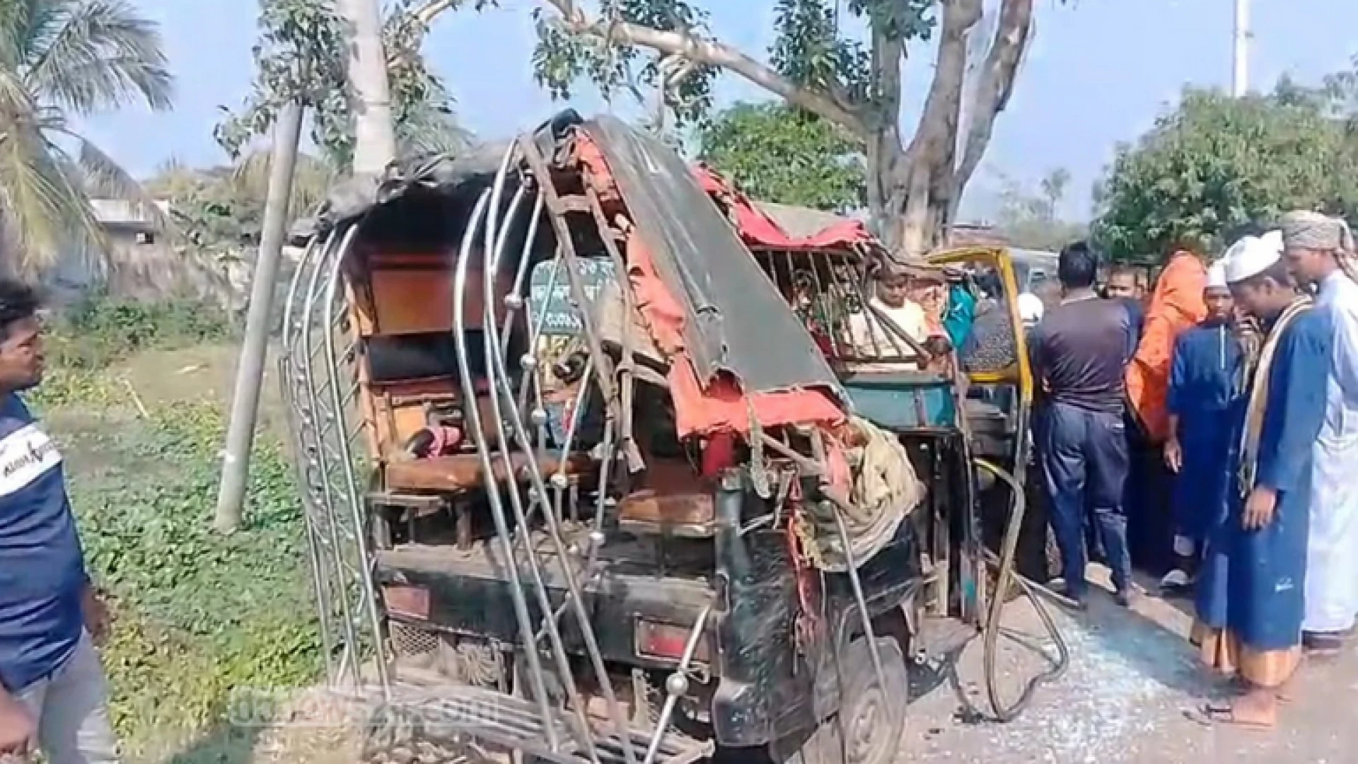 খুলনা-সাতক্ষীরা মহাসড়কে মোটরসাইকেলক ও মাহেন্দ্র উল্টে মা-ছেলে নিহত