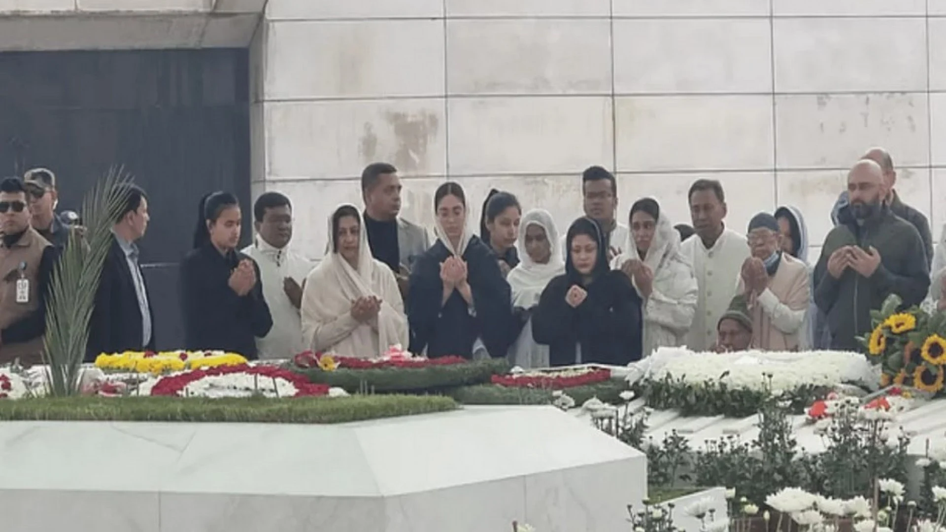 জাইমা রহমানসহ খালেদা জিয়ার কবর জিয়ারত করলেন পরিবারের সদস্যরা