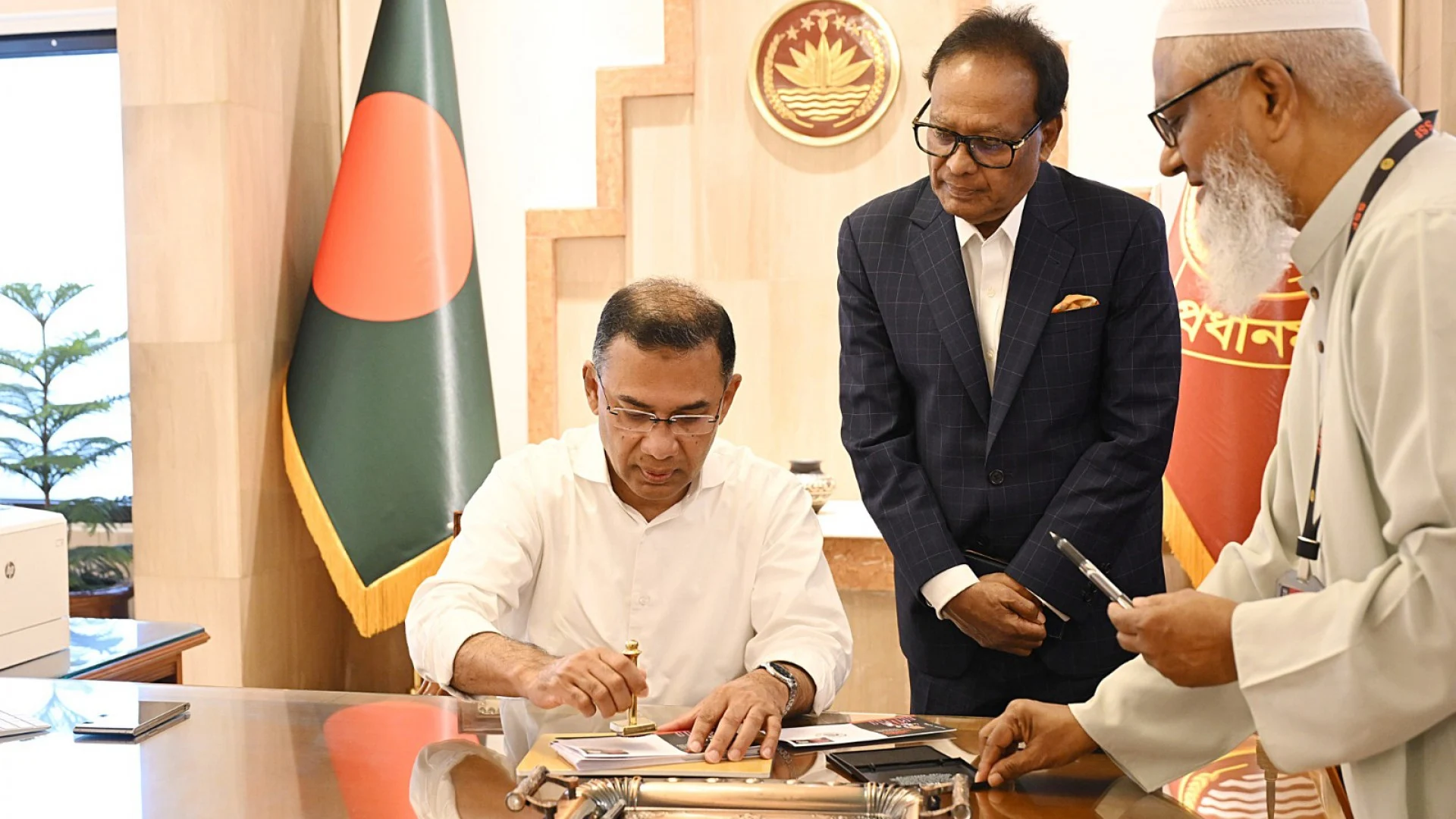 প্রথমবারের মতো তেজগাঁও কার্যালয়ে প্রধানমন্ত্রী তারেক রহমান