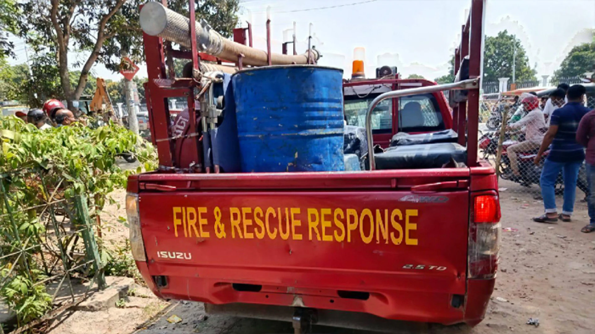 অফিসের চাহিদা দেখিয়ে ৩০০ লিটার তেল নিতে গিয়ে ধরা ফায়ার সার্ভিসের ৪ কর্মী