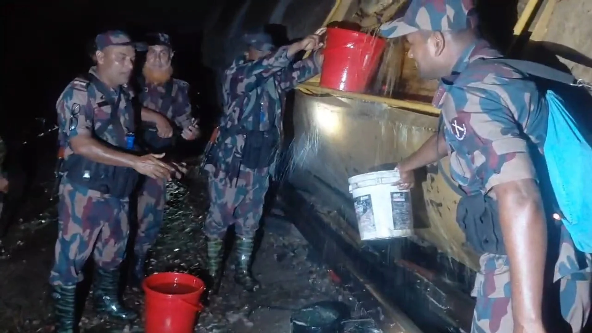 মাধবপুরে জ্বালানি তেলবাহী ট্রেন লাইনচ্যুত, লুট ঠেকাতে বিজিবি মোতায়েন