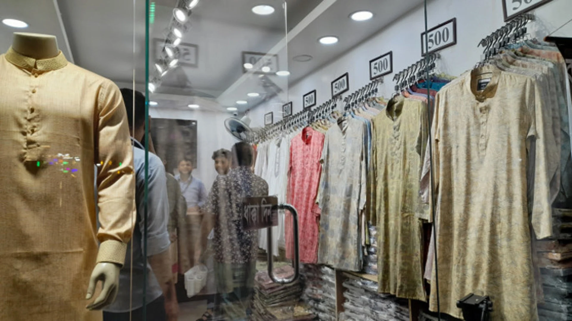 চাঁদাবাজি ঠেকাতে তৃতীয় লিঙ্গের ১০০ কর্মী নিয়োগ দেবে নবীন ফ্যাশন