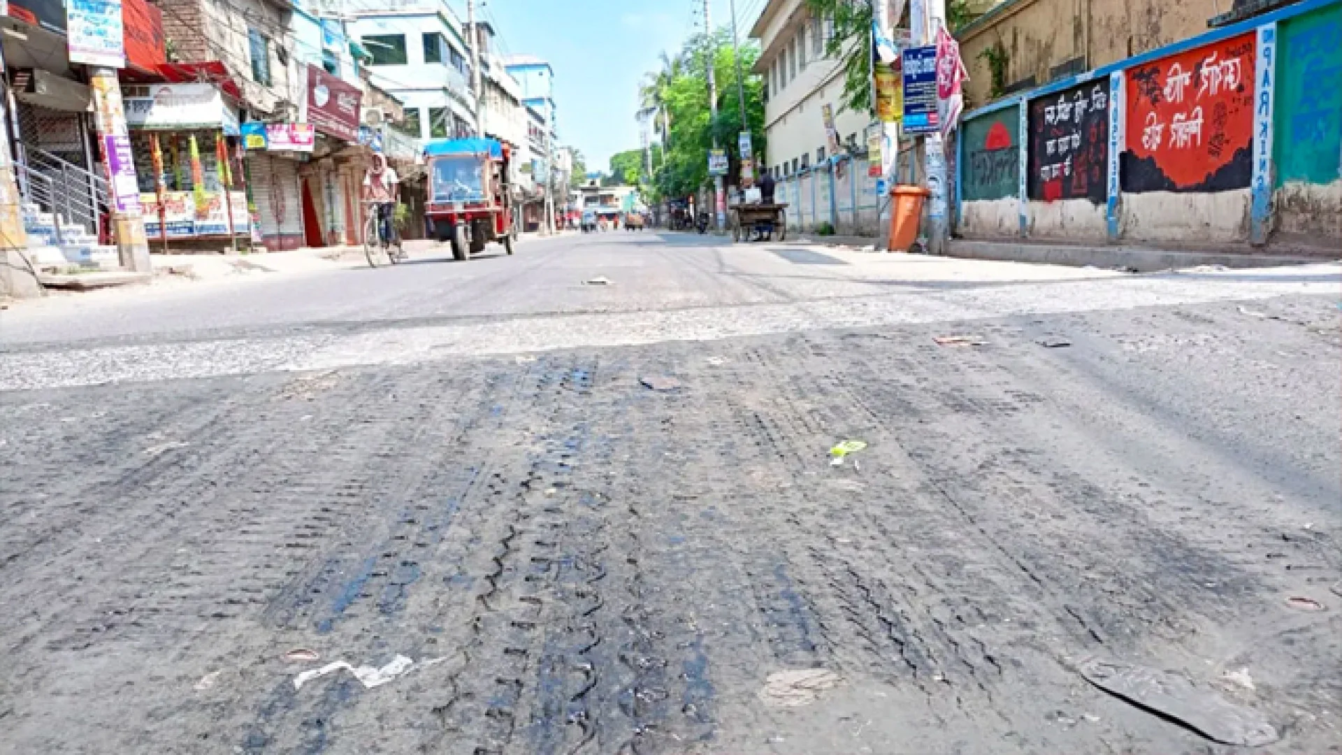 চুয়াডাঙ্গায় তাপমাত্রা ৩৮.৫ ডিগ্রি, গলে যাচ্ছে সড়কের পিচ