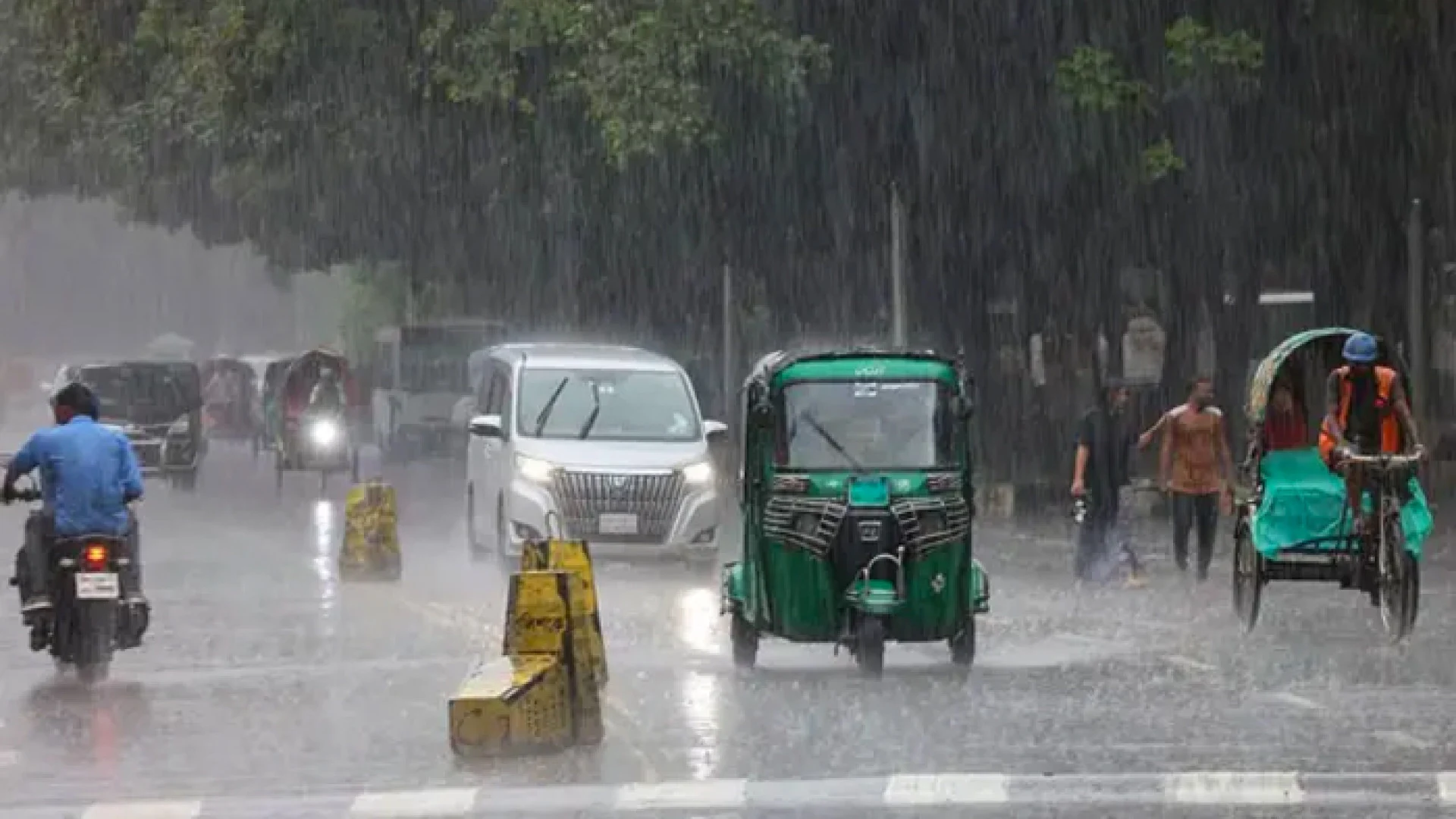 রাতে ঢাকাসহ ৪ জেলায় ৮০ কিমি বেগে ঝড় ও বজ্রসহ বৃষ্টির আভাস