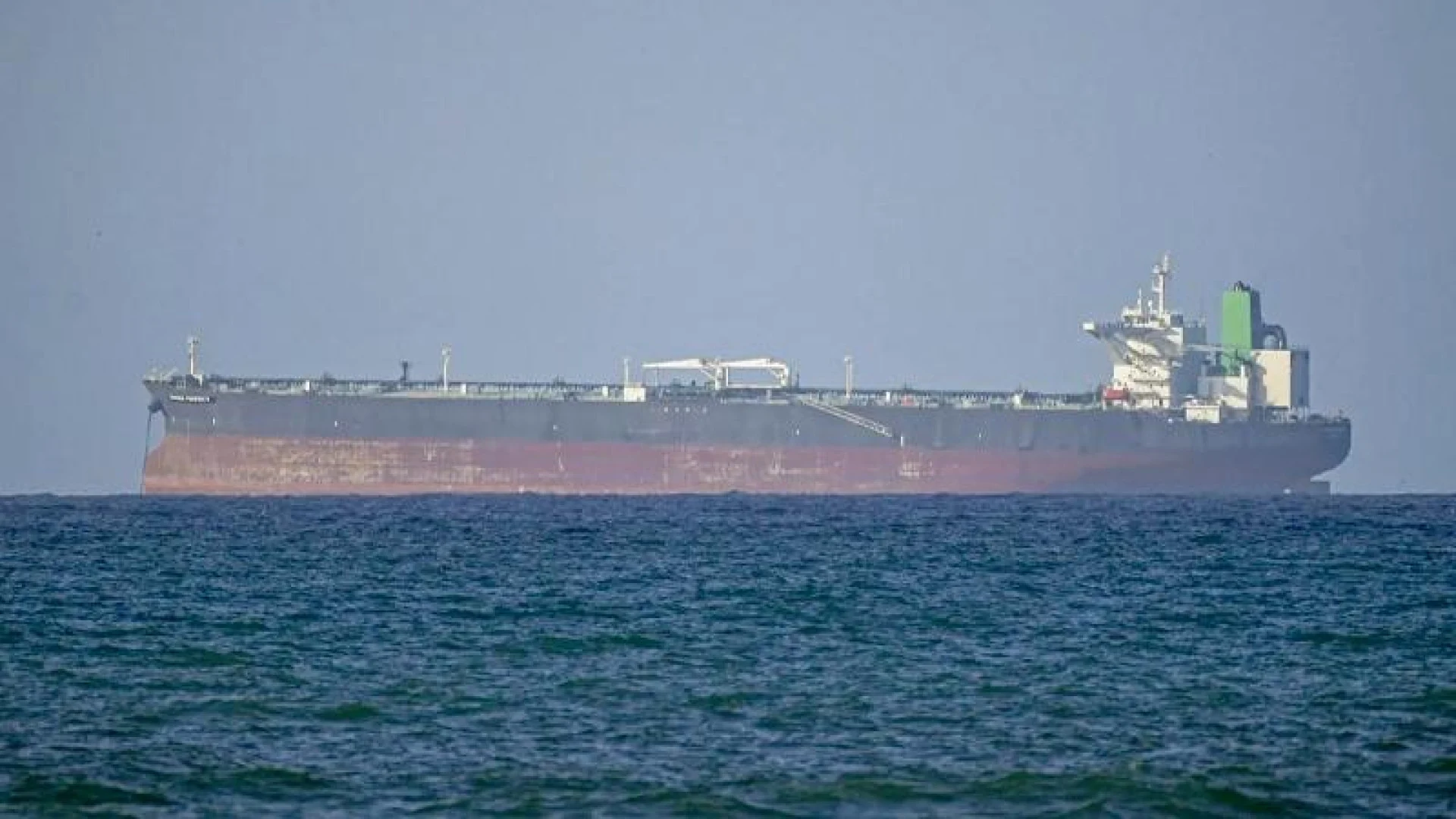 মার্কিন অবরোধ সত্ত্বেও হরমুজ প্রণালি পার হল চীনা জাহাজ 