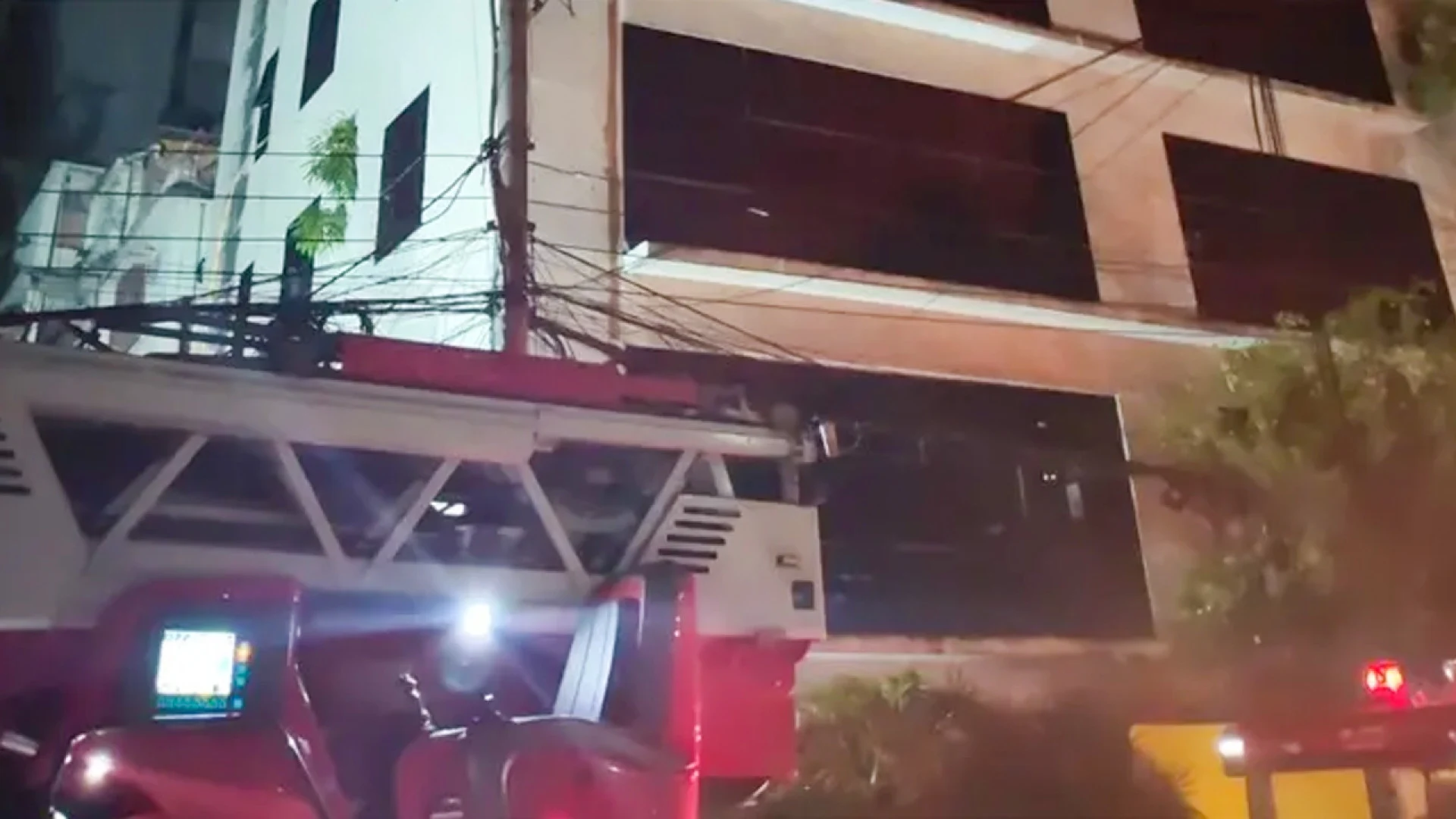 বনানীতে বহুতল ভবনের আগুন নিয়ন্ত্রণে