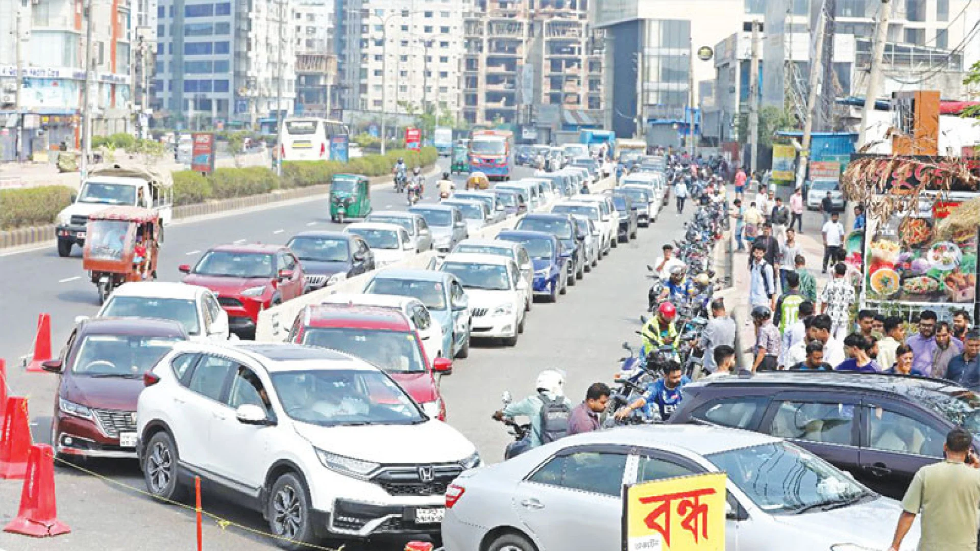 দেশের জ্বালানি সরবরাহ ব্যবস্থায় অস্থিরতা, দীর্ঘ লাইনে একাধিক পাম্প ঘুরতে হচ্ছে চালকদের