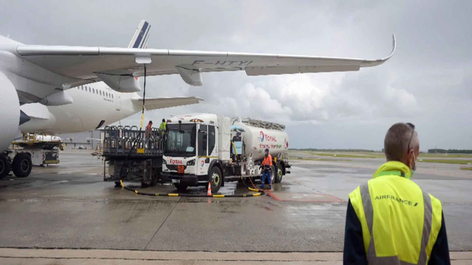 হুমকির মুখে ইউরোপের বেসামরিক ও বাণিজ্যিক বিমান চলাচল খাত