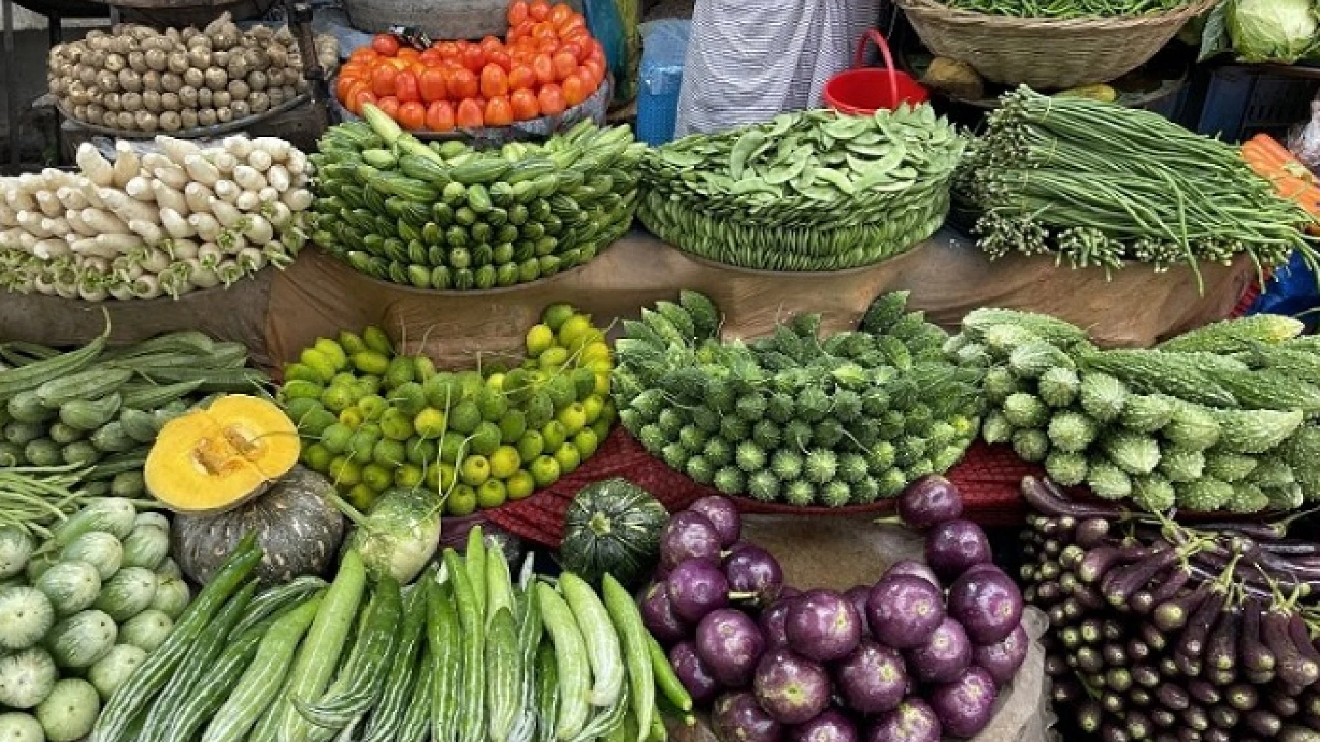 সবজির মৌসুমে চড়া দামে বিক্রি, বেশিরভাগের দাম ১০০ টাকার বেশি