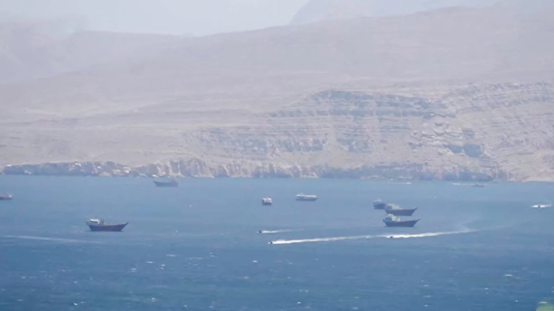 হরমুজ প্রণালিতে তেলবাহী জাহাজে গুলি চালানোর অভিযোগ, বাড়ছে উত্তেজনা