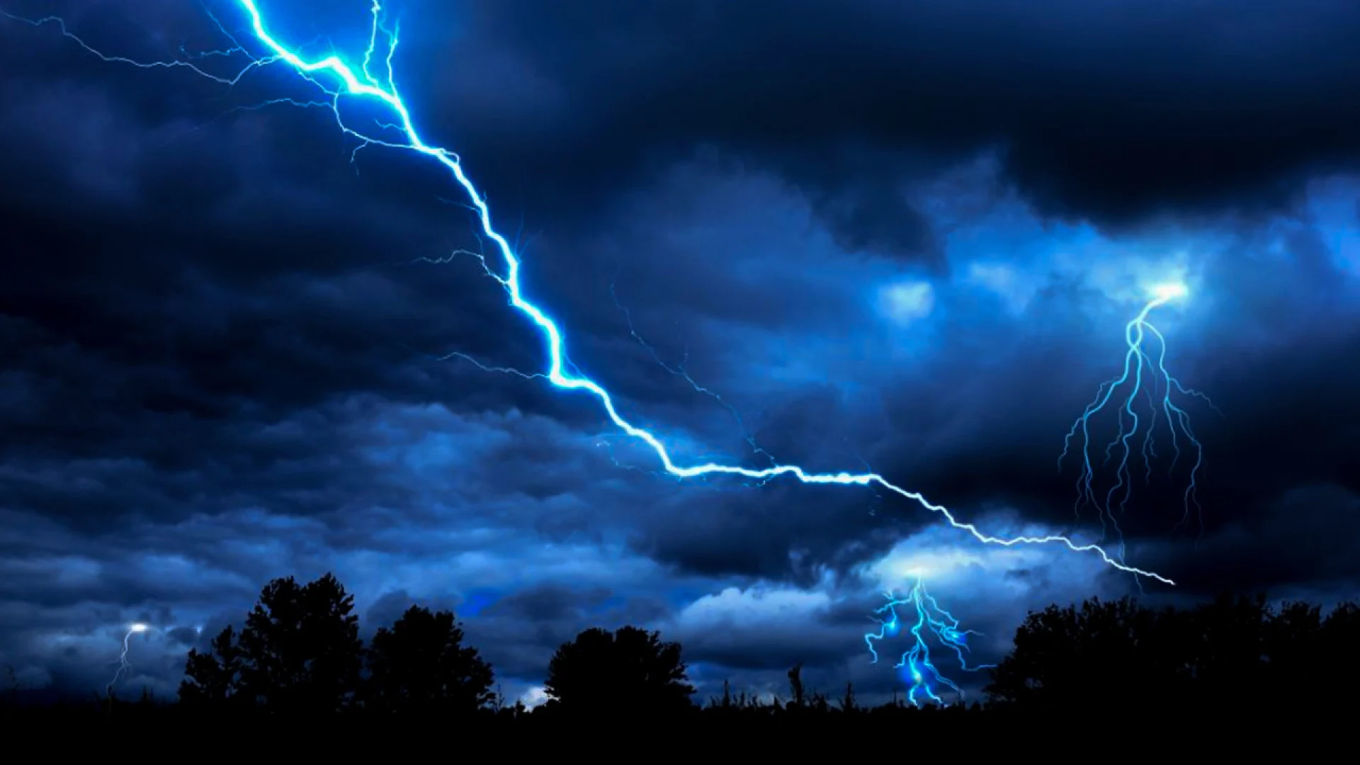 ছয় জেলায় বজ্রপাতে ১২ জনের প্রাণহানি, আহত অন্তত ৯