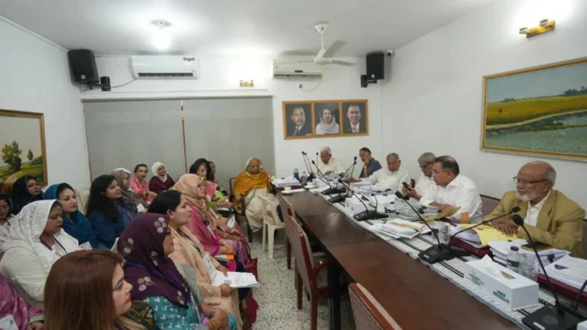 গভীর রাতেও সংরক্ষিত নারী আসনের মনোনয়ন প্রত্যাশীদের সাক্ষাৎকার নিলেন প্রধানমন্ত্রী