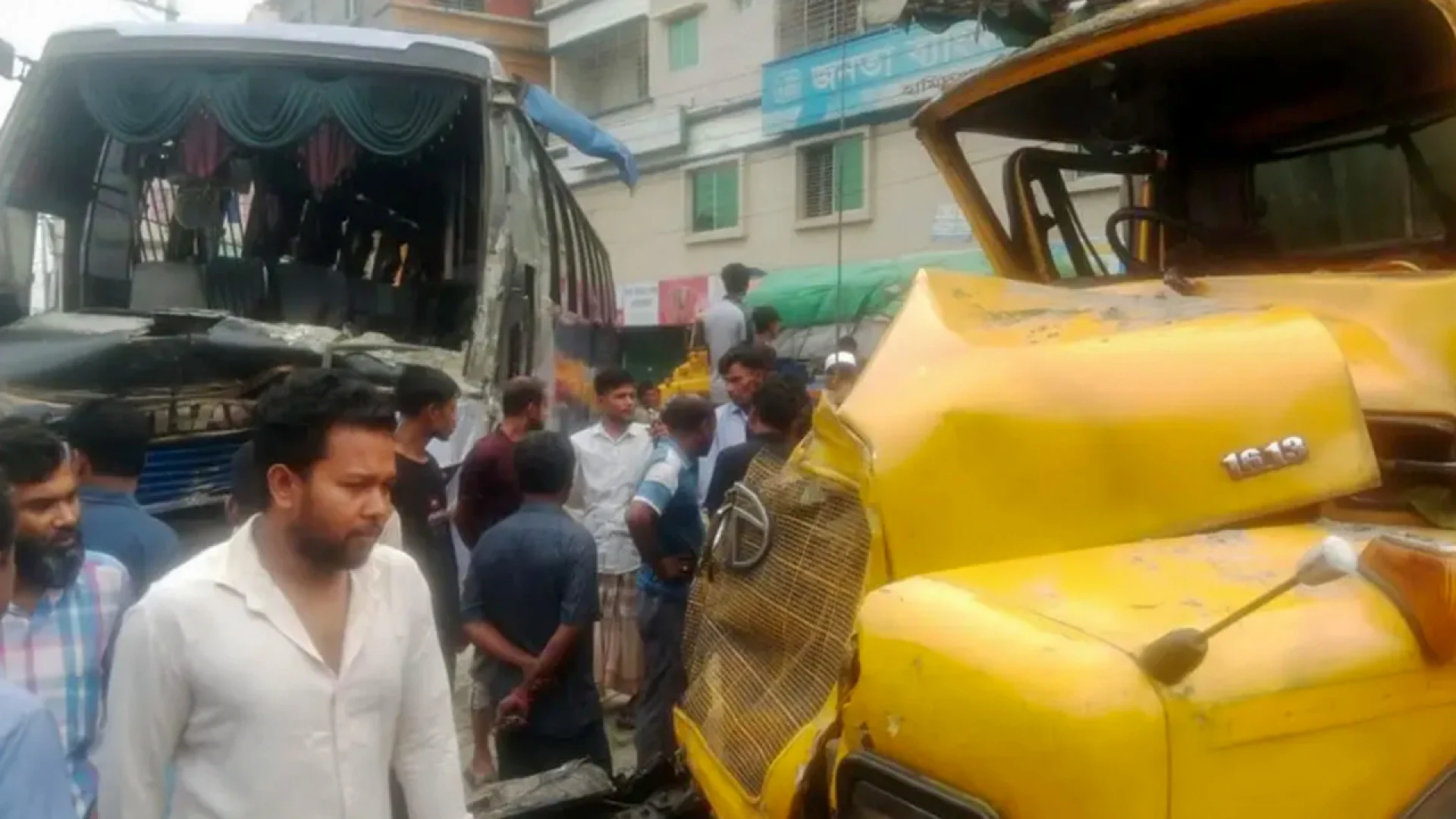 টাঙ্গাইলে বাস-ট্রাক সংঘর্ষে দুইজন নিহত, আহত একাধিক যাত্রী