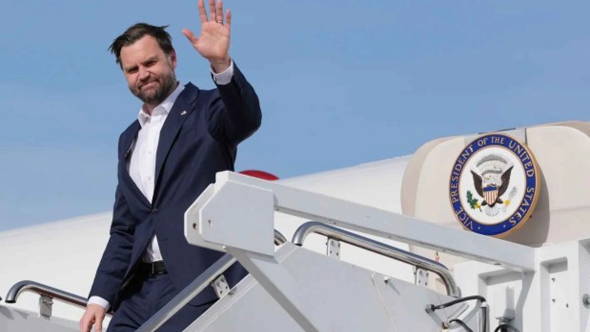 ট্রাম্পের বক্তব্যে ভ্যান্সের পাকিস্তান সফর নিয়ে ধোঁয়াশা,  সূত্র বলছে তিনি যুক্তরাষ্ট্রেই