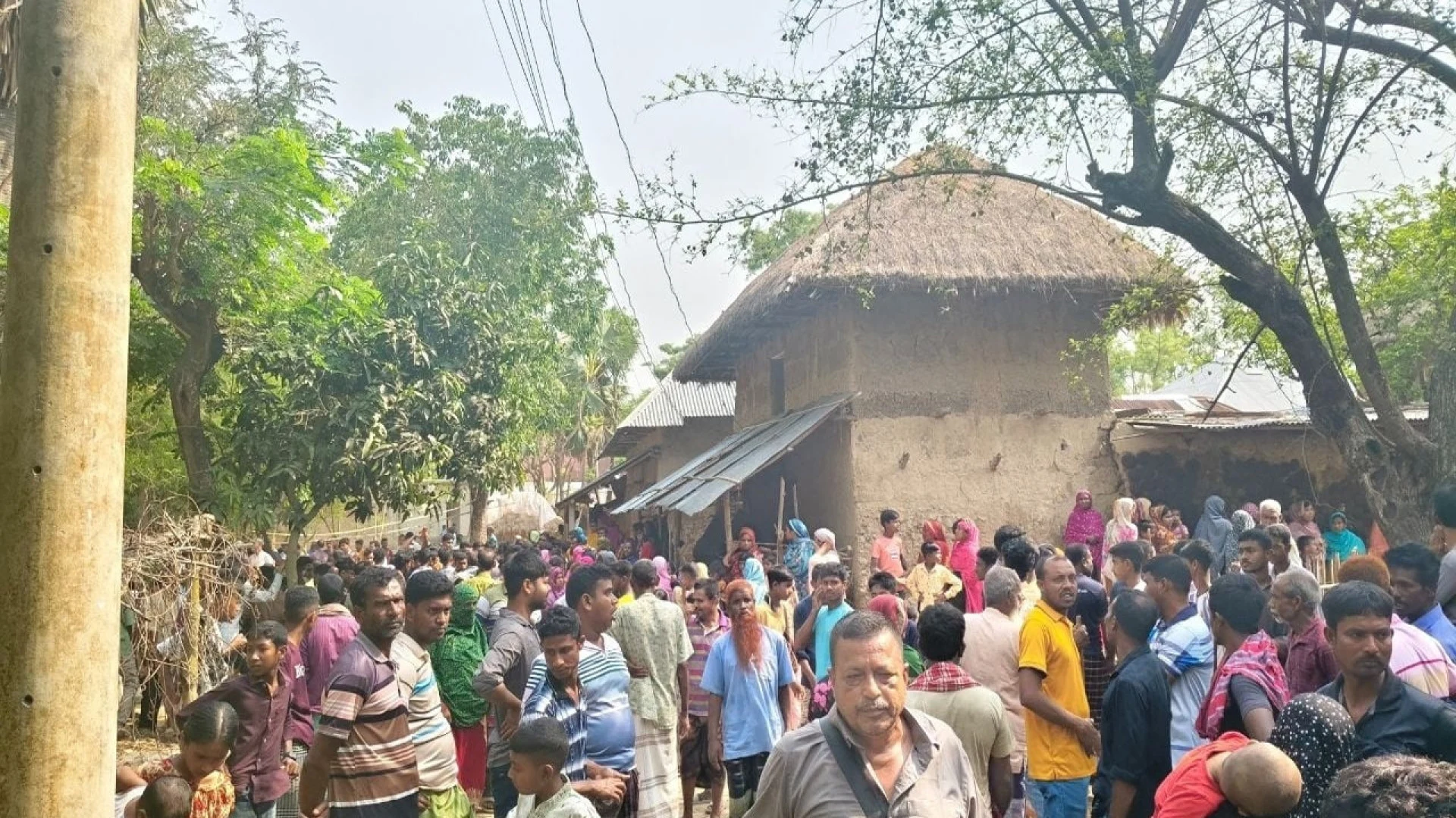 নওগাঁয় দুই শিশুসহ একই পরিবারের চারজনকে গলা কেটে হত্যা