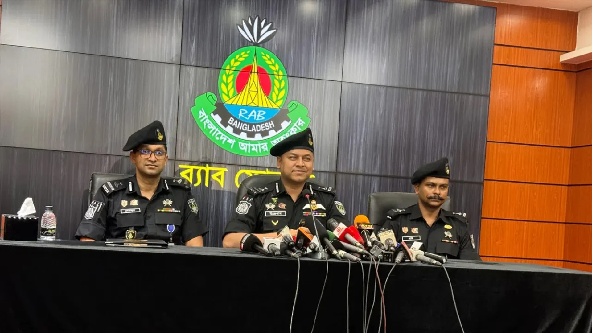 ভাড়া করা সন্ত্রাসী দিয়ে ক্যান্সার হাসপাতালের উপ-পরিচালককে ছুরিকাঘাত : র‍্যাব