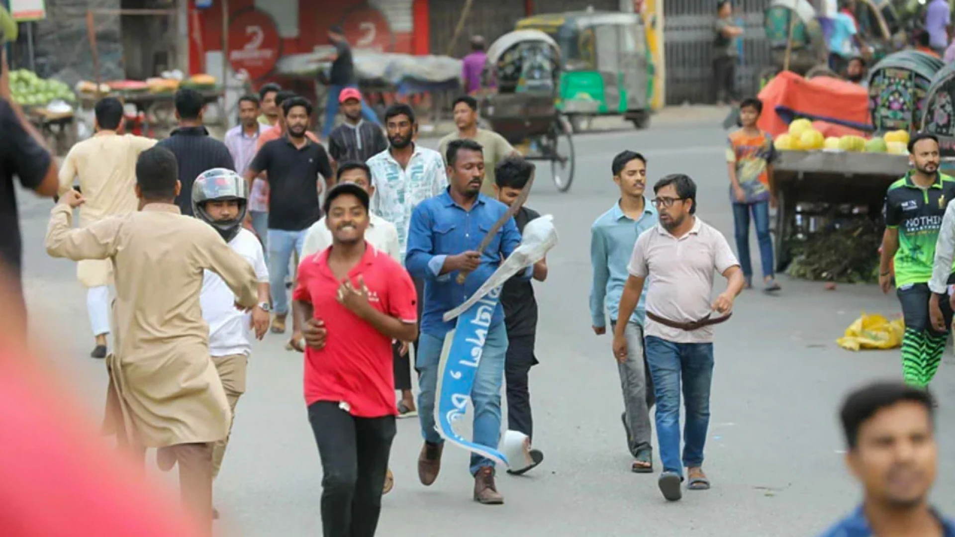 চট্টগ্রামে গ্রাফিতি নিয়ে ছাত্রদল ও শিবিরের সংঘর্ষ, আহত অন্তত ২০