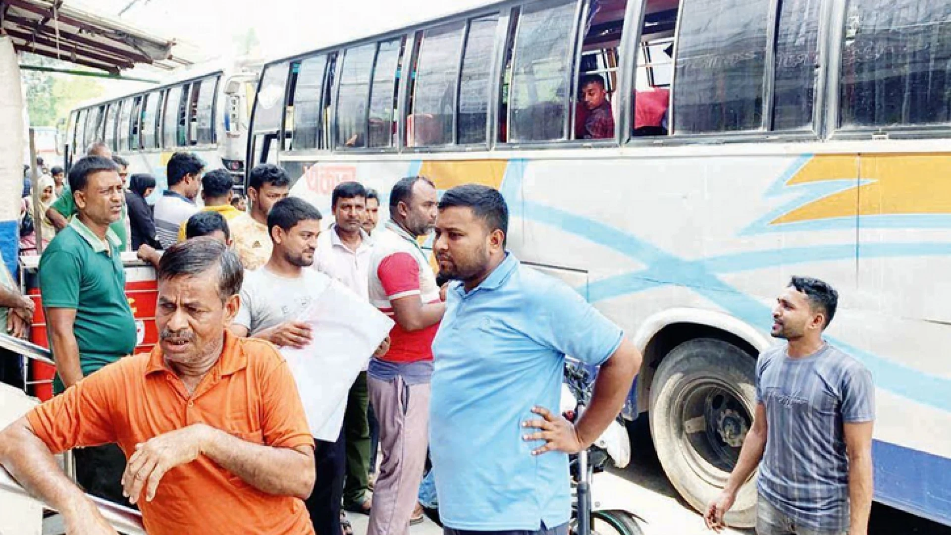 রাজশাহী থেকে ঢাকাগামী বাস চলাচল বন্ধ আজও , দুর্ভোগে যাত্রীরা