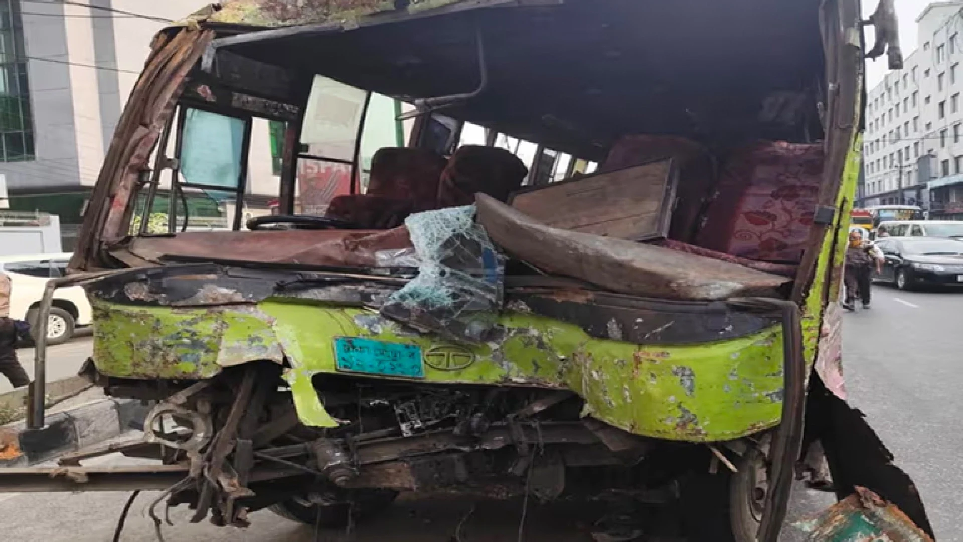 বনানীতে বাসচাপায় প্রাণ গেল ২ জনের