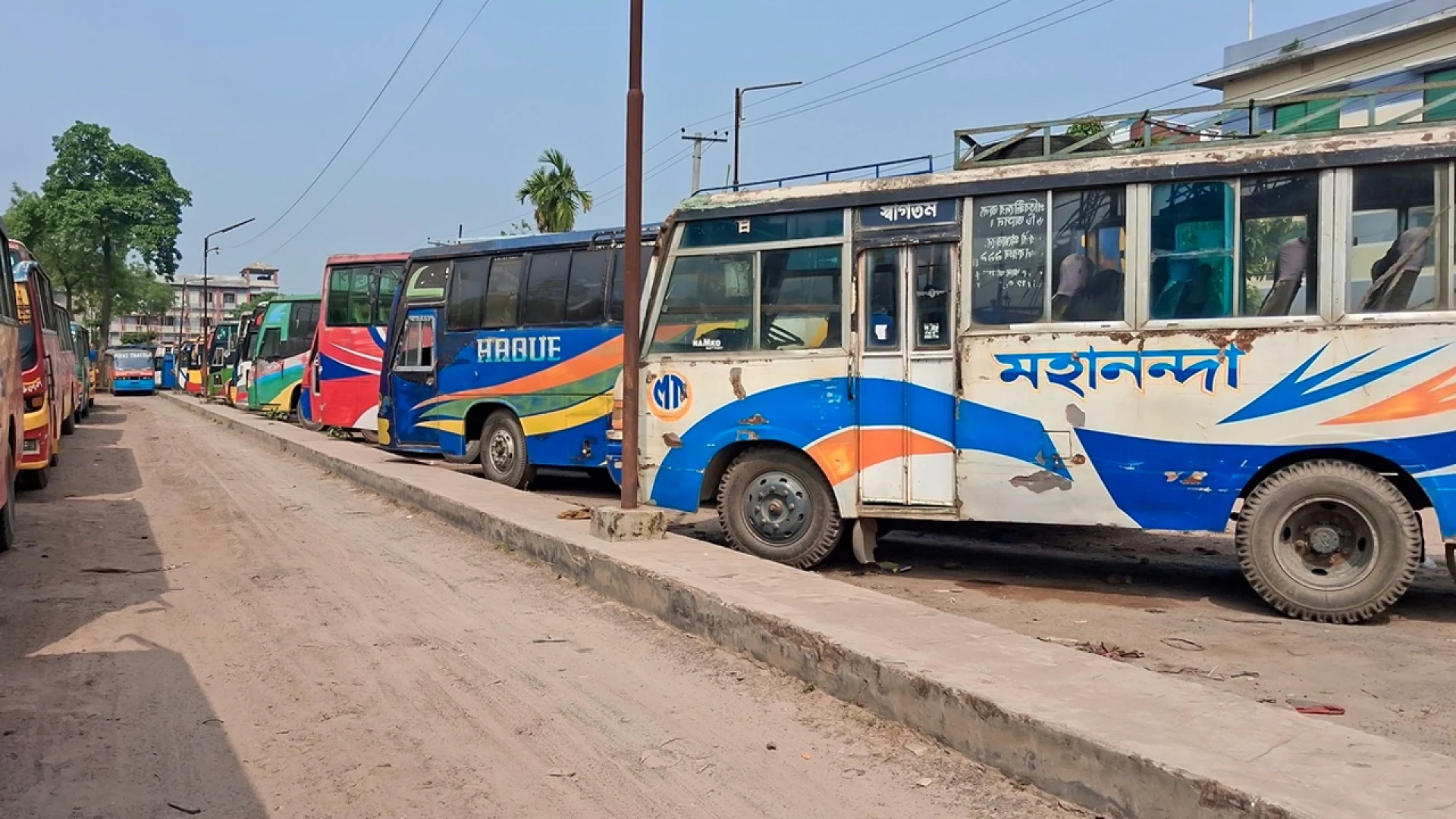 চাঁপাইনবাবগঞ্জে শ্রমিক সংগঠনের দ্বন্দ্বে বাস চলাচল বন্ধ, দুর্ভোগে যাত্রীরা