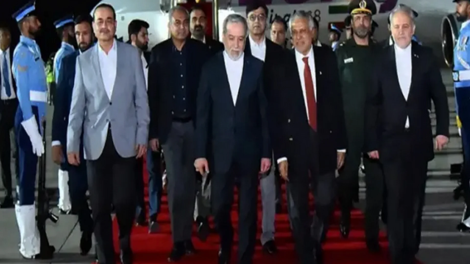 পাকিস্তানের ইসলামাবাদে গিয়েছেন আরাগচি, পাক পররাষ্ট্রমন্ত্রীর সঙ্গে বৈঠক