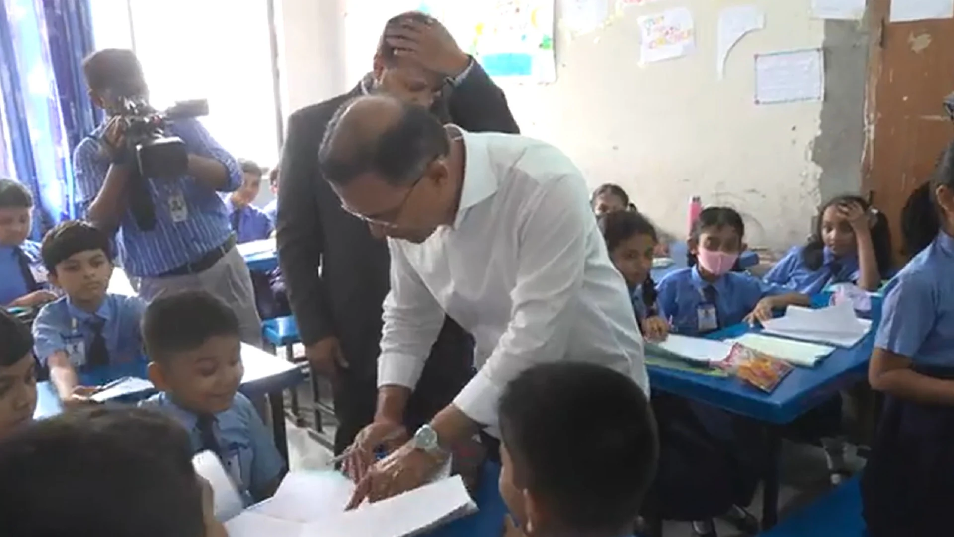 শত ব্যস্ততার মাঝেও শিশুদের সঙ্গে প্রাণবন্ত সময় কাটালেন প্রধানমন্ত্রী