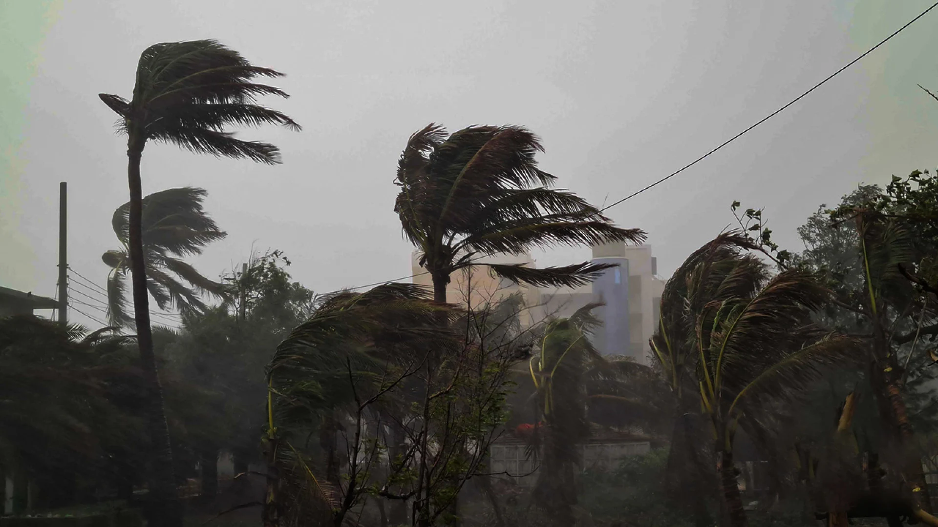 ছয় অঞ্চলে ঝড়-বৃষ্টির শঙ্কা, নদীবন্দরে ২ নম্বর সতর্ক সংকেত