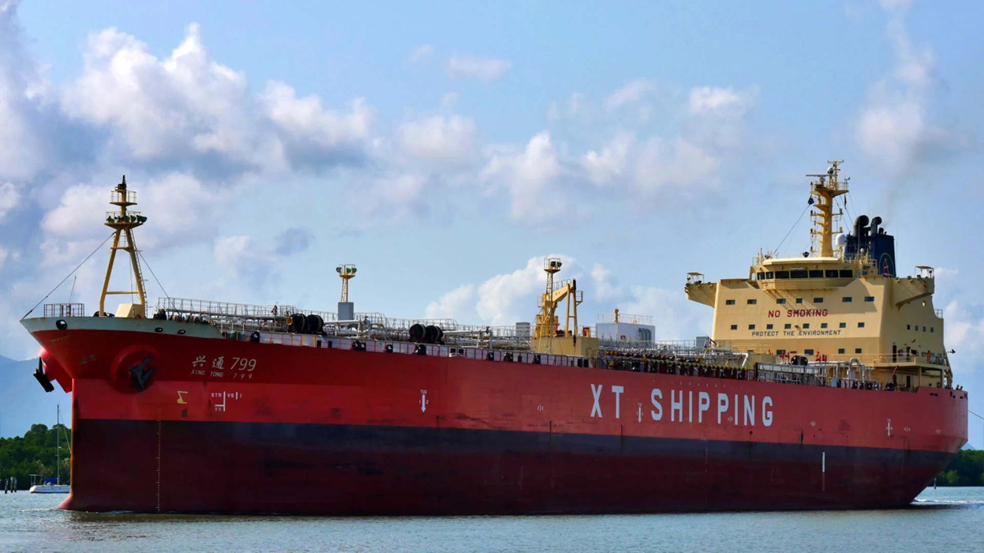 ৩৪ হাজার টন জেট ফুয়েল নিয়ে জাহাজ চট্টগ্রাম বন্দরে 