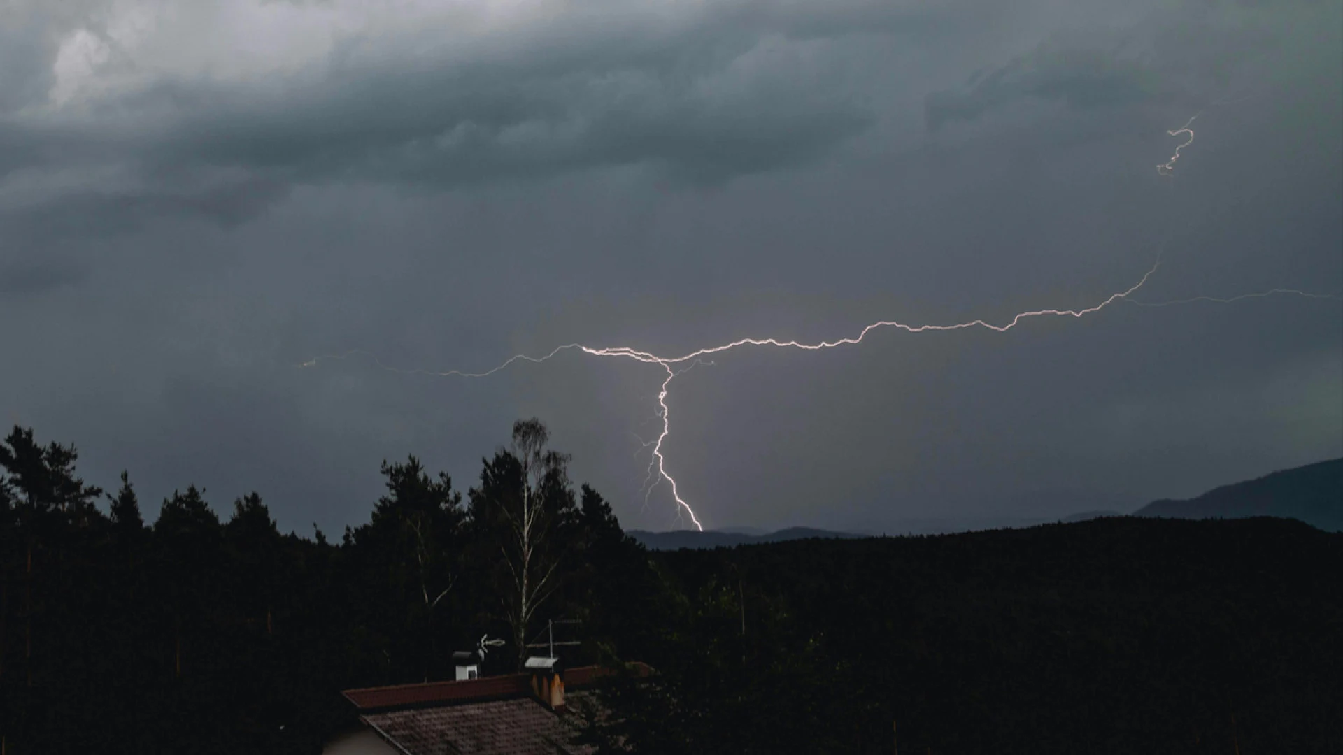 সারা দেশে বজ্রপাতে ১৪ জনের মৃত্যু